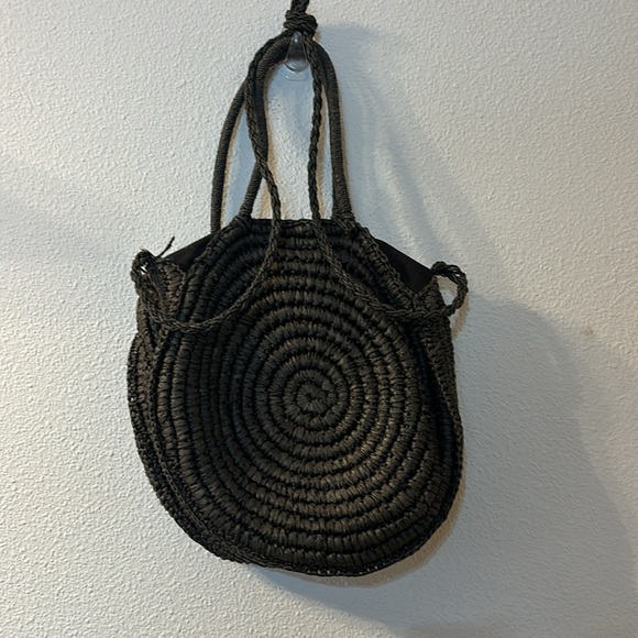 Straw Studios woven circle bag with shoulder straps and crossbody straps - Picture 5 of 8